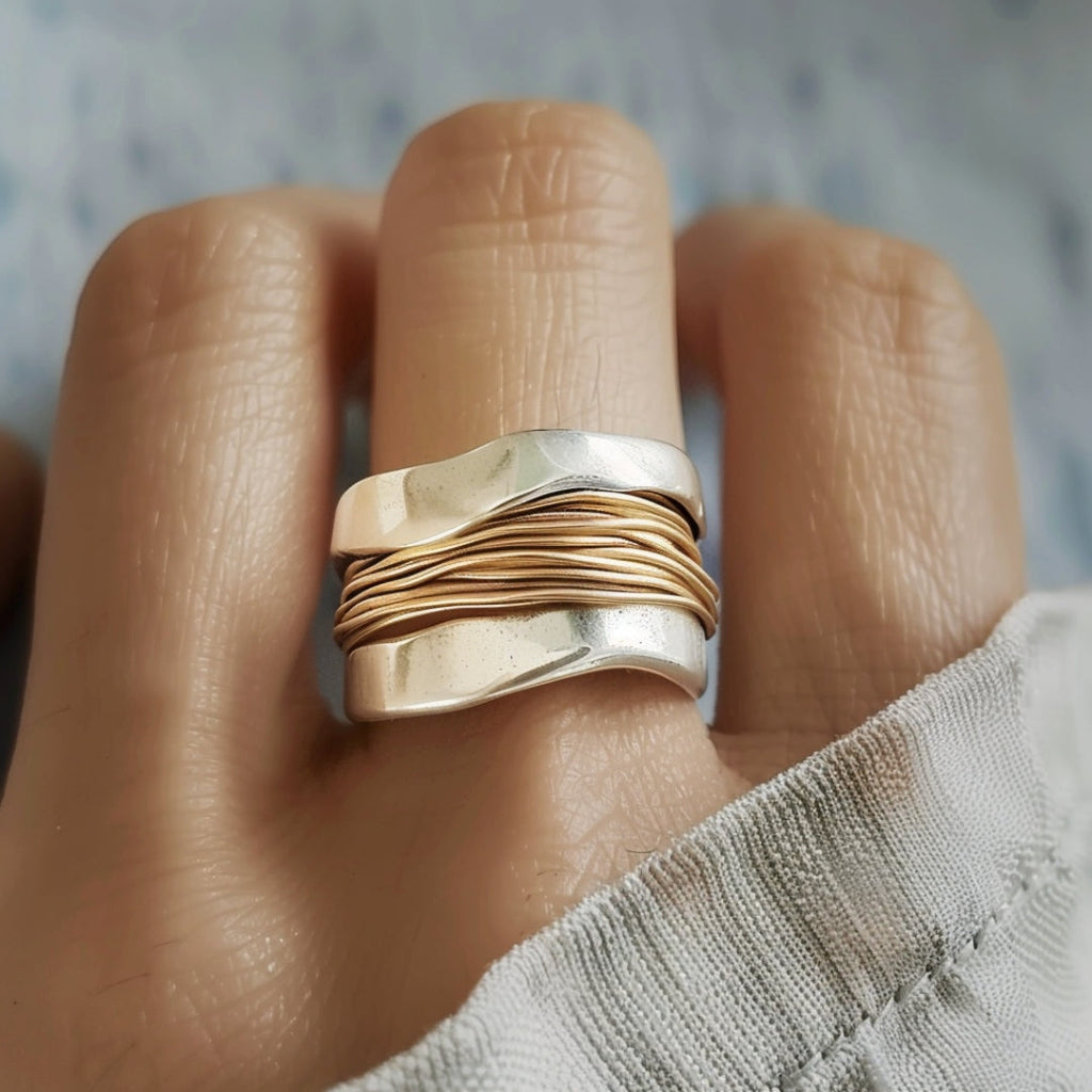 Elegante Anillo Trenzado de Plata y Oro