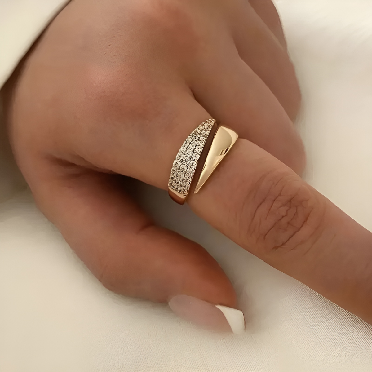 Julia™ - Anillo Elegante y Sofisticado Haven