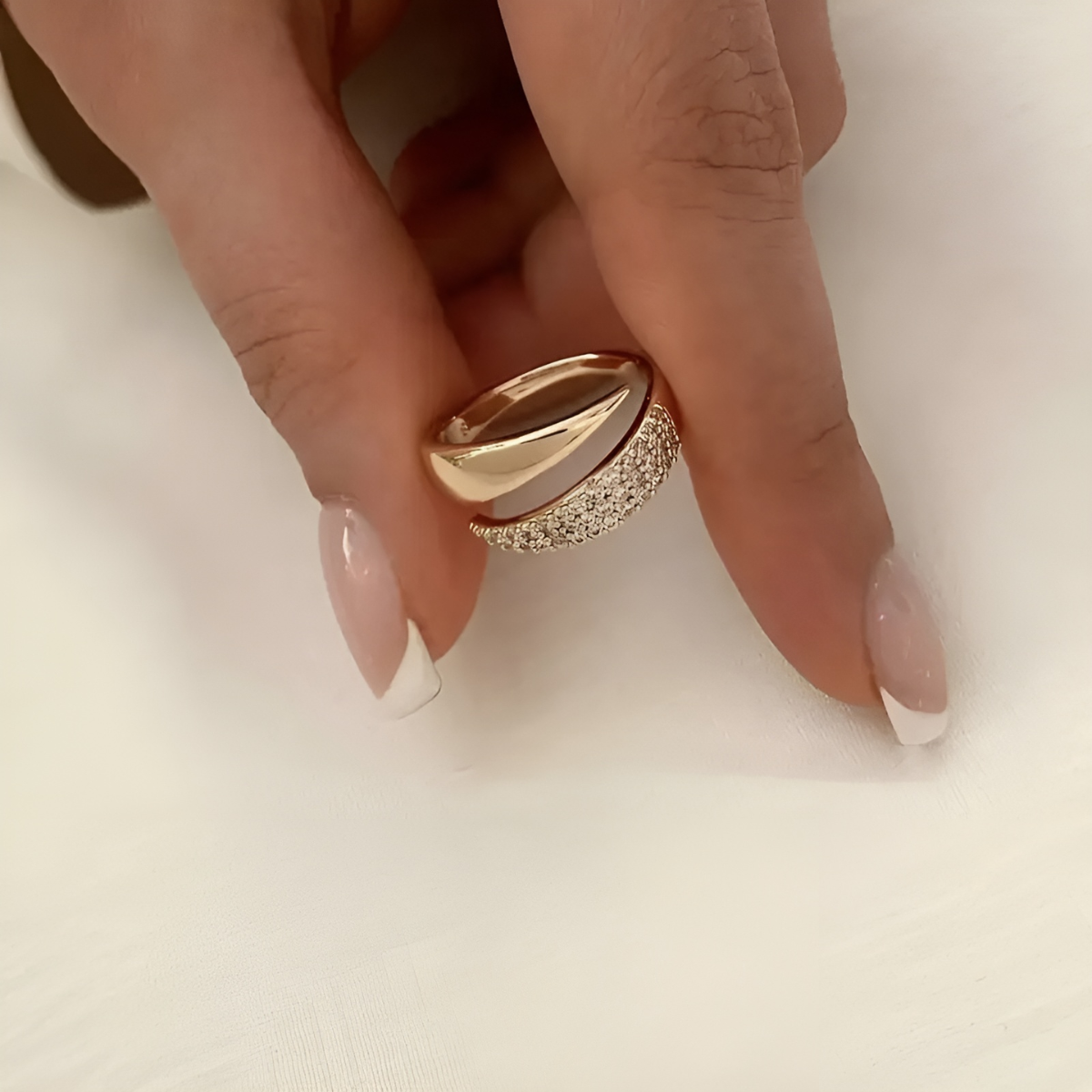 Julia™ - Anillo Elegante y Sofisticado Haven