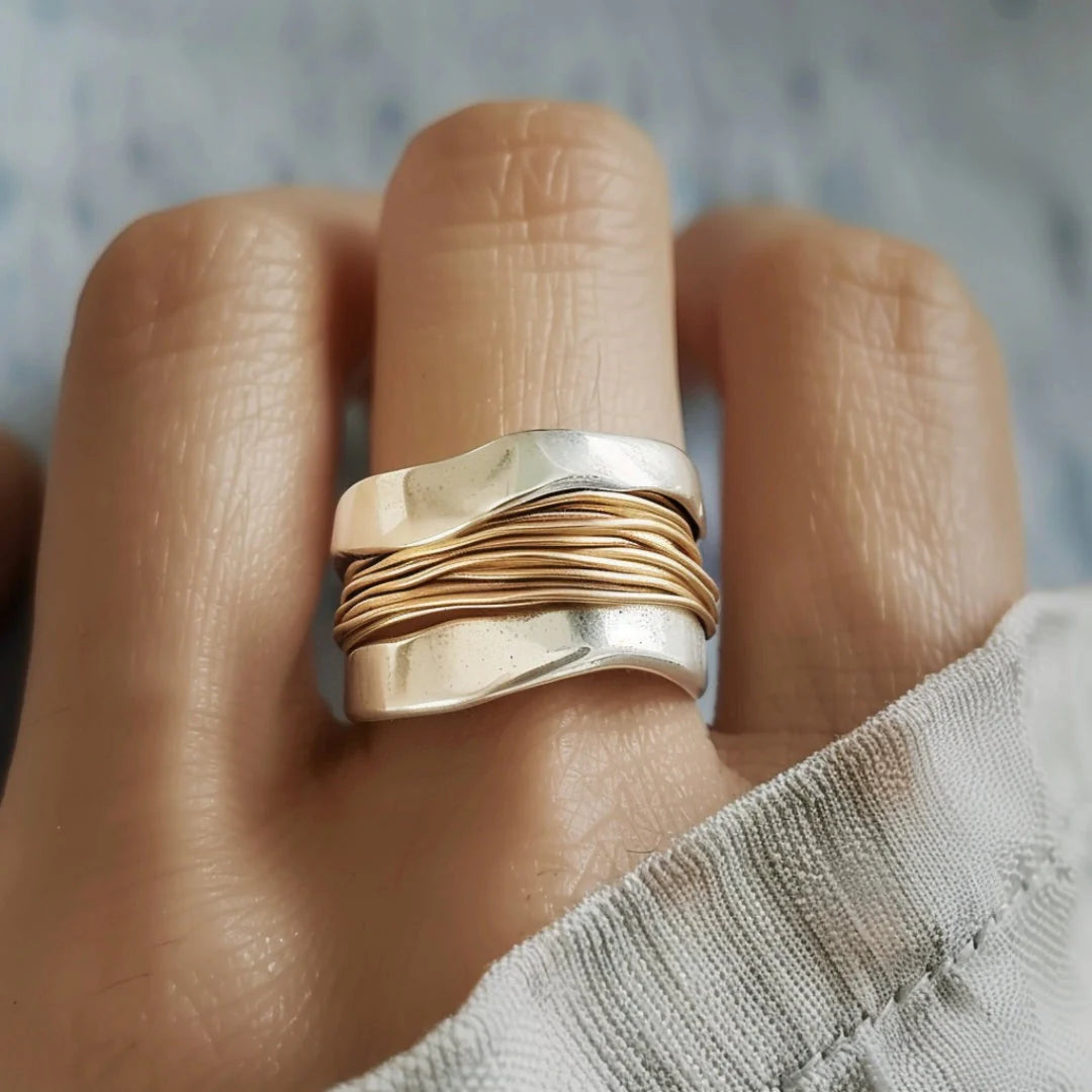 Anillo con cordón plateado y dorado – diseño moderno y elegante