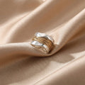 Elegante Anillo Trenzado de Plata y Oro