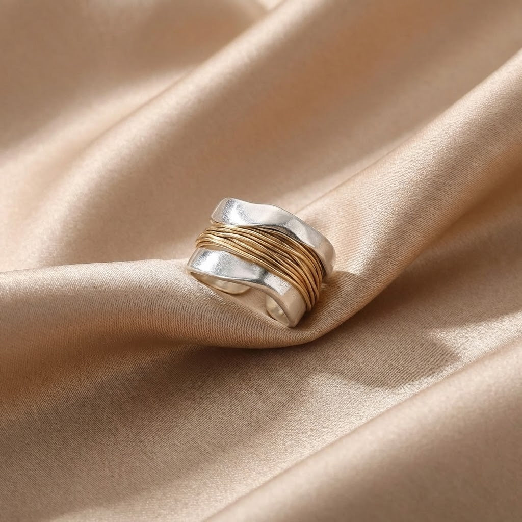 Elegante Anillo Trenzado de Plata y Oro