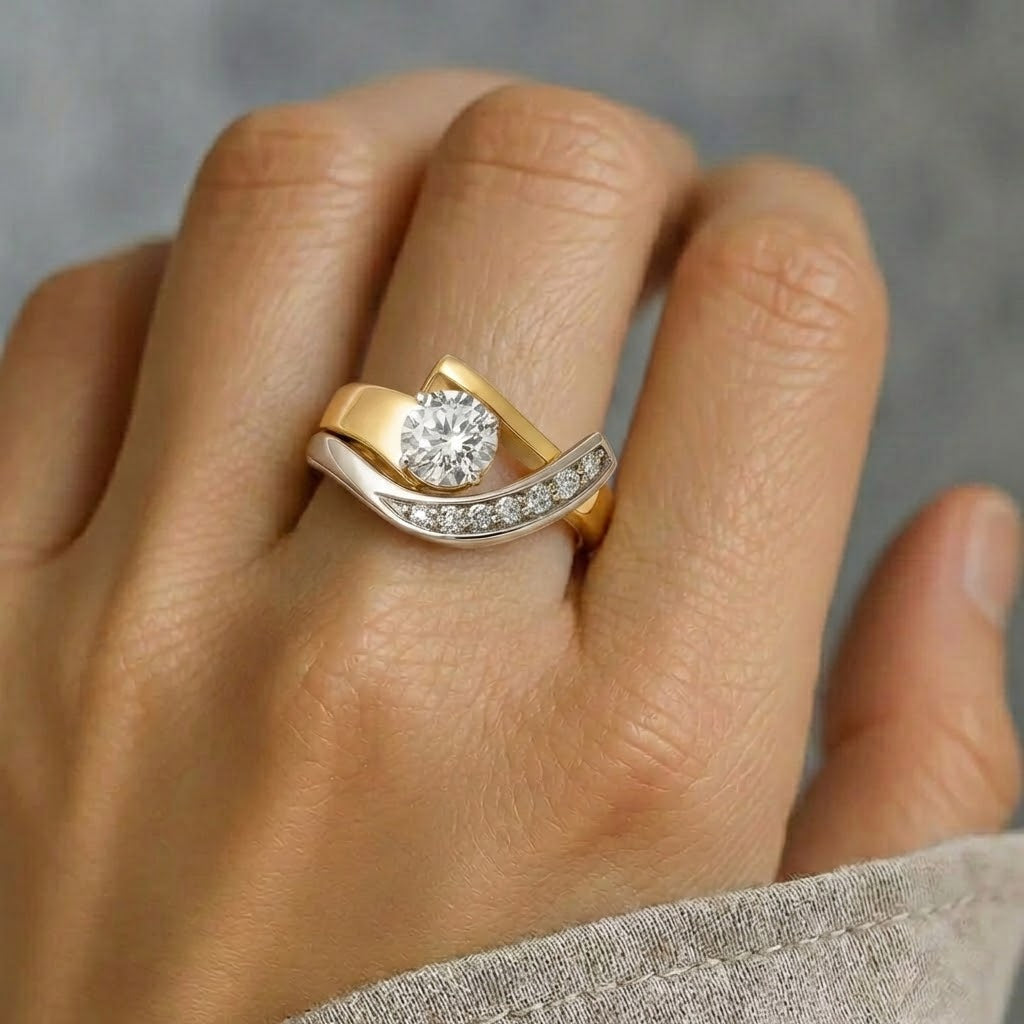 Deslumbrante Anillo Vintage Irregular en Oro y Plata con Circonia